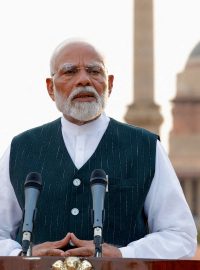 Indický premiér Naréndra Módí hovoří s médii po setkání s prezidentem Droupádím Murmuem, aby se zasadil o sestavení nové vlády v prezidentském paláci v Dillí, Indie, 7. června 2024