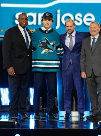 Macklin Celebrini (druhý zleva) se stal jedničkou draftu NHL pro rok 2024