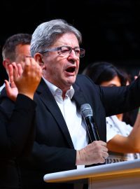 Jean-Luc Mélenchon, vůdce francouzské krajně levicové opoziční strany La France Insoumise (Nepoddajná Francie), reaguje na odhadované výsledky parlamentních voleb