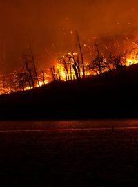 Hasiči bojují s lesním požárem poblíž města Oroville