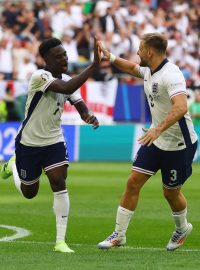 Bukayo Saka a Luke Shaw slaví gól Anglie