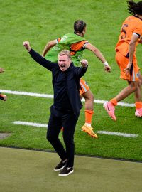 Nizozemský trenér Ronald Koeman postup do semifinále Eura náležitě oslavil