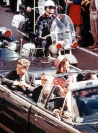 John F. Kennedy a Jackie Kennedyová v Dallasu 22. listopadu 1963