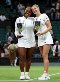 Taylor Townsendová a Kateřina Siniaková s trofejí pro vítězky čtyřhry ve Wimbledonu
