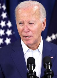 Biden přerušuje odpočinek a vrací se do Bílého domu