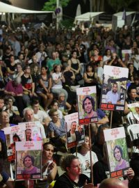 Izraelci a rodiny rukojmích sledují ve středu 24. června v Tel Avivu promítání projevu izraelského premiéra Benjamina Netanjahua v Kongresu při jeho návštěvě USA uprostřed pokračujícího konfliktu v Gaze mezi Izraelem a Hamásem