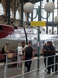 Policisté hlídkují na nádraží Gare du Nord po výhrůžkách proti francouzské síti vysokorychlostních vlaků TGV