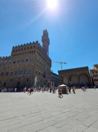 Palazzo Vecchio (starý palác) ve Florencii a vedle jeřáb, který má po letech z města zmizet