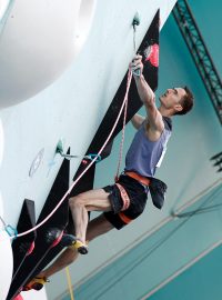 Lezec Adam Ondra při lezení na obtížnost v olympijském semifinále