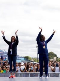 Zuzana Hejnová převzala stříbrnou medaili za svůj výkon v běhu 400 metrů překážek v Londýně v roce 2012