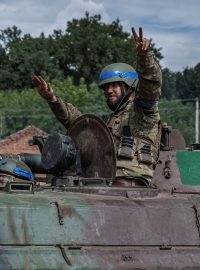 Ukrajinští vojáci jedou na bojovém vozidle pěchoty BMP-1