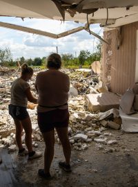 Obyvatelé vyklízejí dům ve vesnici v Kyjevské oblasti, který byl těžce poškozen během masivního útoku ruských raket a dronů na Ukrajinu (11. srpna 2024)