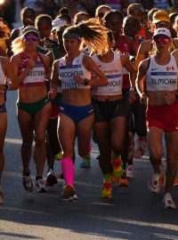 Na start olympijského maratonu vyběhla i Tereza Hrochová (růžové podkolenky) a Moira Stewartová