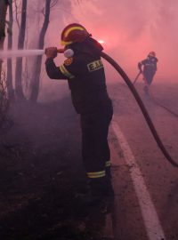 Hasiči u rozsáhlého požáru u města Dionysos nedaleko Atén