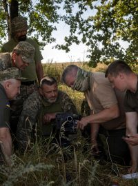 Ukrajinští vojáci v Sumské oblasti, kde vybudovali sklady, ze kterých posílají ruským civilistům v Kurské oblasti humanitární pomoc