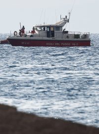 Záchranná operace po potopení luxusní jachty u Sicílie