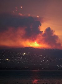 Pohled na kouř a oheň na libanonské straně hranice s Izraelem poté, co Izrael uvedl, že zaznamenal přípravu ozbrojené skupiny Hizballáh na útok na Izrael a provedl preventivní údery na cíle Hizballáhu v Libanonu