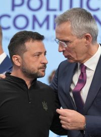 Ukrajinský prezident Volodymyr Zelenskyj hovoří s generálním tajemníkem NATO Jensem Stoltenbergem