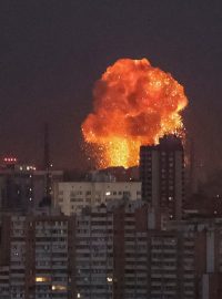 Exploze v Kyjevě během nočního ruského raketového útoku