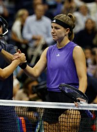 Karolína Muchová gratuluje Američance Jessice Pegulaové k postupu do finále US Open