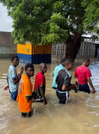 Obyvatelé při záplavách v Maiduguri v Nigérii (září 2024)
