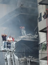 Záchranáři pracují na místě izraelského útoku uprostřed pokračujících přeshraničních bojů mezi Hizballáhem a izraelskými silami v jižním Bejrútu