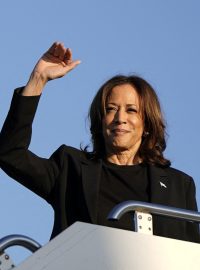 Demokratická kandidátka na prezidenta Kamala Harrisová při příjezdu do oblastí poškozených hurikánem Helene