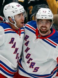 Filip Chytil se raduje ze svého prvního gólu v nové sezoně NHL