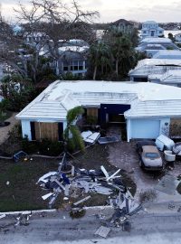 Budovy a stavby poškozené hurikánem Milton po jeho příchodu na pevninu, Venice, Florida, USA, 10. října 2024