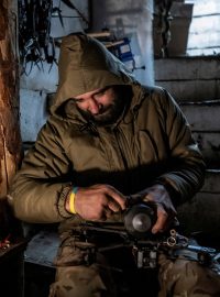 Ukrajinský voják připravuje dron na útok proti ruským silám u města Pokrovsk v Doněcké oblasti (archivní foto)