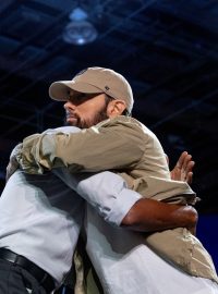 Eminem objímá Baracka Obamu během prvního týdne předčasného hlasování v Detroitu