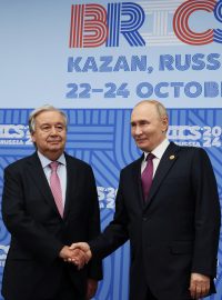 Antonio Guterres a Vladimir Putin na summitu BRICS v Kazani