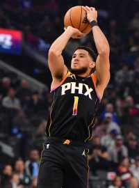 Devin Booker střílí přes bránícího Derricka Jonese Jr.