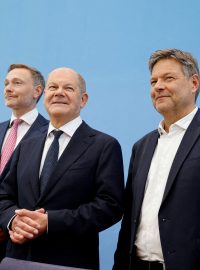 Německý kancléř Olaf Scholz (SPD) (uprostřed) a jeho koaliční partneři ministr financí Christian Lindner (FDP) (vlevo) a ministr hospodářství Robert Habeck (Zelení) (vpravo)