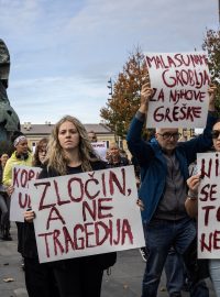 Demonstranti protestují před budovou vlády v Bělehradě. Protesty se konají v reakci na pád střechy železniční stanice v srbském Novém Sadu, při kterém zemřelo 14 lidí