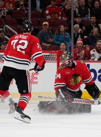 Brankář Petr Mrázek nezastavil v hokejové NHL střelce Detroitu a jeho Chicago po dvou předchozích výhrách na domácím kluzišti prohrálo 1:4