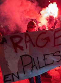 Protestující třímají banner s nápisem „vztek jako v Palestině“ v Amsterdamské ulici v Paříži. Demonstraci zorganizovaly levicové politické strany proti akci Izrael je věčný. Tu pořádaly pravicové skupiny blízké Izraeli, píše Reuters (13. listopadu 2024)