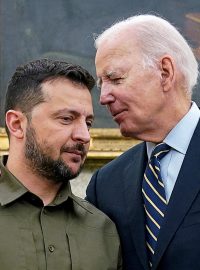 Americký prezident Joe Biden a jeho ukrajinský protějšek Volodymyr Zelenskyj