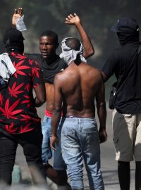 Boje na na předměstí haitského Port-au-Prince