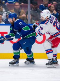 Obránce Filipa Hronka z Vancouver Canucks stíhá útočník týmu New York Rangers Chris Kreider