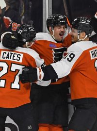 Hokejisté Philadelphia Flyers oslavují gól Ryana Poehlinga