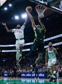 Útočník Boston Celtics Jayson Tatum (0) ve druhé čtvrtině zápasu v TD Garden proti útočníkovi LA Clippers Derricku Jonesovi Jr. (55)