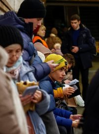 Obyvatelé Kyjeva ukrývající se v metru při ruském útoku (fotografie z 26. listopadu 2024)