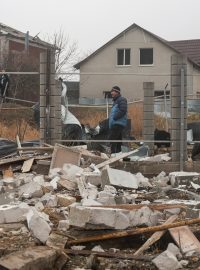 Následky ruského úderu raketou na předměstí Oděsy