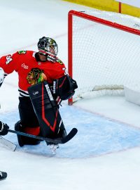 Petr Mrázek (34) zachytil poraženým Chicago Blackhawks 23 střel