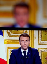 Francouzský prezident Emmanuel Macron na obrazovce při svém televizním projevu k národu poté, co byla v parlamentu svržena vláda premiéra Michela Barniera při hlasování o nedůvěře, Paříž, Francie, 5. prosince 2024