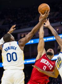 Basketbalisté Golden State v NBA utnuli sérii pěti porážek, když i bez své hvězdy Stephena Curryho zdolali doma Houston 99:93