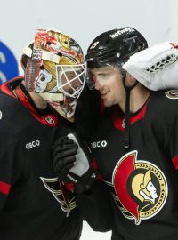 Brankář Ottawy Senators Linus Ullmark (35) a pravé křídlo Drake Batherson (19) se radují z výhry nad Anaheimem Ducks