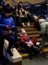 Lidé v kyjevském metru se schovávají před leteckým útokem