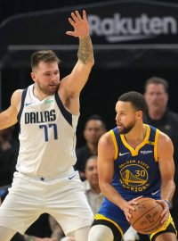 Basketbalisté Dallasu zvítězili na hřišti Golden State 143:133